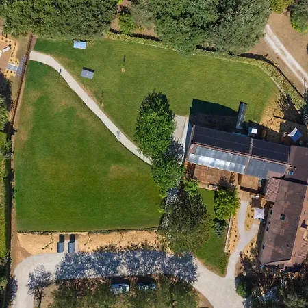 Domaine De L'oustal بيت للعطل *