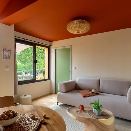 Domaine De L'oustal بيت للعطل